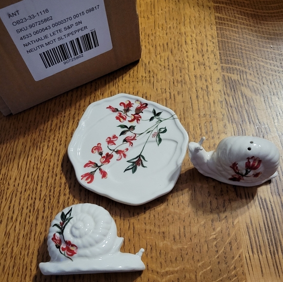 Anthropologie x Nathalie Lete Marias Snail Salt & Pepper Shakers - ivory - Picture 10 of 12